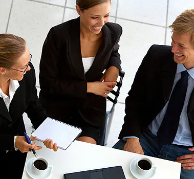 Colegas de trabajo charlando en la oficina